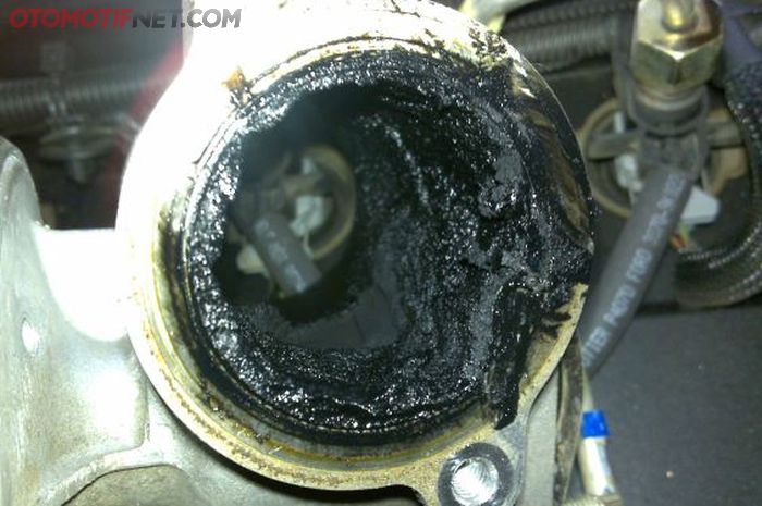 katup EGR mobil diesel kotor karena karbon menumpuk